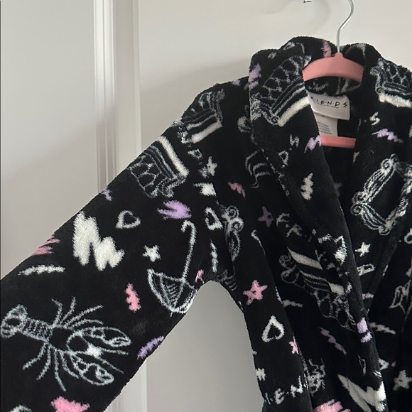 FRIENDS Brand Black and Pink Plush Belted Robe w/Friends Print - Size Girls XS - Picture 3 of 9